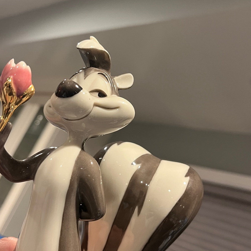 Lenox Vintage Pepe Le Pew Figurine (King of Romance) - Picture 12 of 17